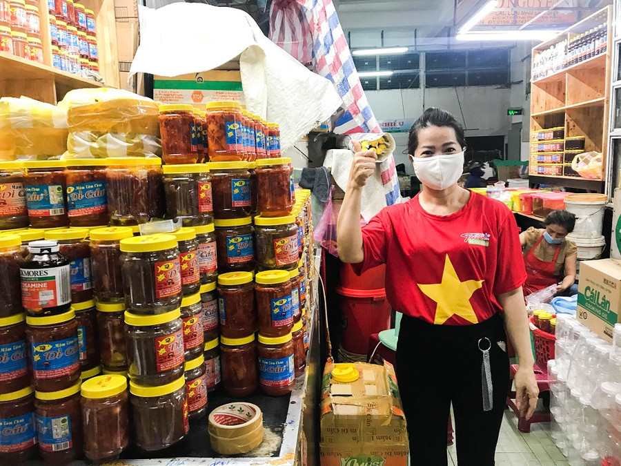 1.500 tiểu thương các chợ đồng loạt mặc áo cờ đỏ sao vàng với thông điệp “Đà Nẵng ơi, cố lên!” ảnh 9 1.500 tiểu thương các chợ đồng loạt mặc áo cờ đỏ sao vàng với thông điệp “Đà Nẵng ơi, cố lên!” ảnh 9