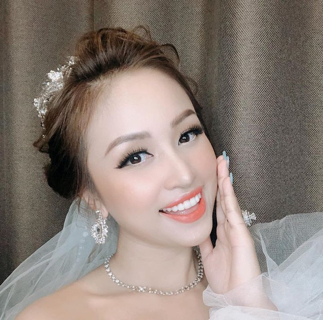 Vân Hugo mặc váy cưới, chuẩn bị lên xe hoa lần 2 Vân Hugo mặc váy cưới, chuẩn bị lên xe hoa lần 2