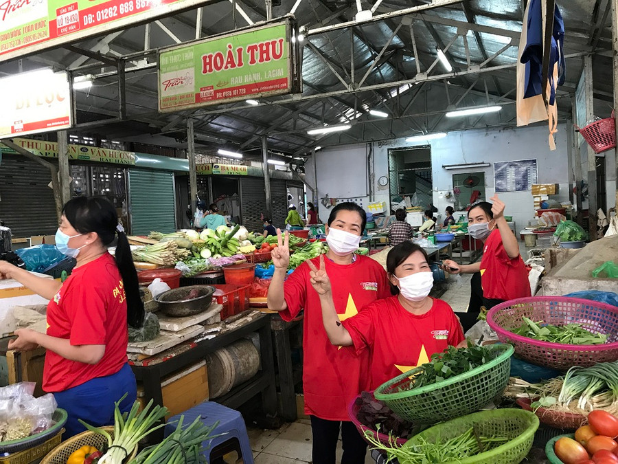 1.500 tiểu thương các chợ đồng loạt mặc áo cờ đỏ sao vàng với thông điệp “Đà Nẵng ơi, cố lên!” ảnh 4