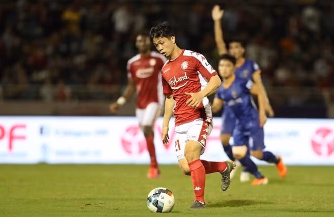 Công Phượng tỏa sáng muộn màng, không "cứu" nổi TP.HCM