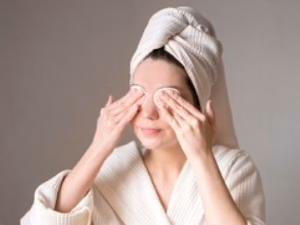 Những lỗi tẩy trang gây nguy hiểm cho mắt nhiều chị em hay mắc phải ảnh 1