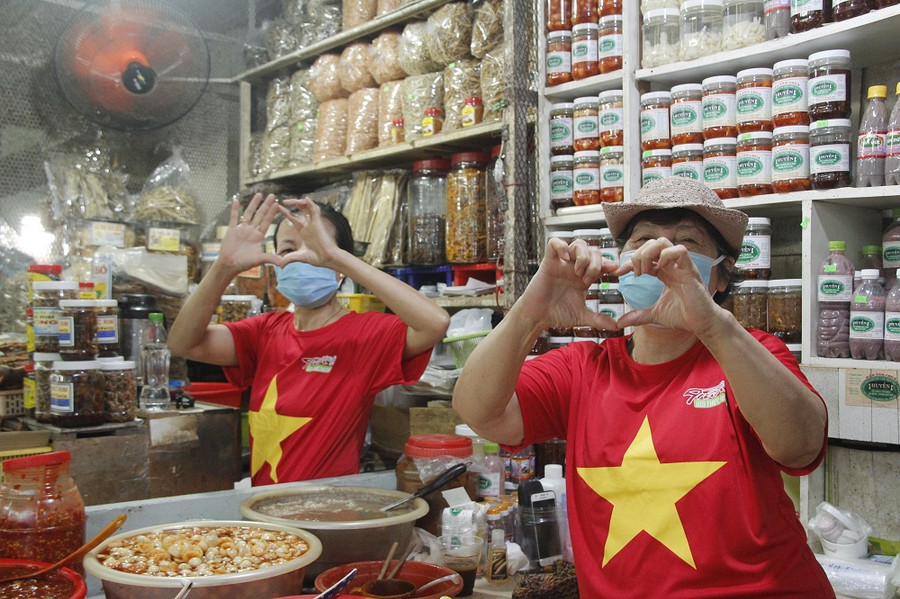1.500 tiểu thương các chợ đồng loạt mặc áo cờ đỏ sao vàng với thông điệp “Đà Nẵng ơi, cố lên!” ảnh 10 1.500 tiểu thương các chợ đồng loạt mặc áo cờ đỏ sao vàng với thông điệp “Đà Nẵng ơi, cố lên!” ảnh 10