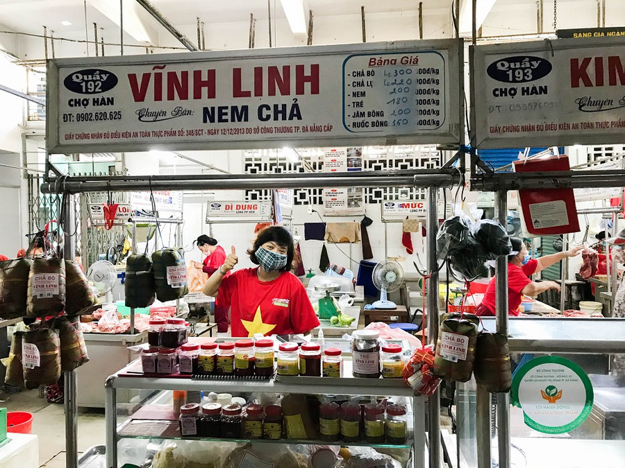 1.500 tiểu thương các chợ đồng loạt mặc áo cờ đỏ sao vàng với thông điệp “Đà Nẵng ơi, cố lên!” ảnh 5 1.500 tiểu thương các chợ đồng loạt mặc áo cờ đỏ sao vàng với thông điệp “Đà Nẵng ơi, cố lên!” ảnh 5