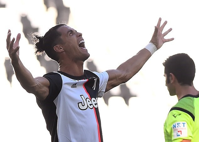 Ghi siêu phẩm vào lưới Torino, Ronaldo lập kỷ lục vô tiền khoáng hậu