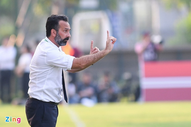 Vì sao HLV ngoại khó trụ lại lâu dài ở V.League?