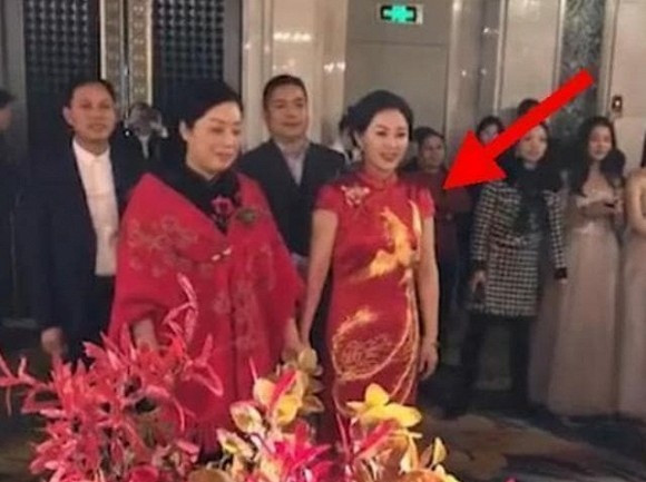 Xuất hiện trong đám cưới con trai, mẹ chồng xinh đẹp gây sốt mạng xã hội  Xuất hiện trong đám cưới con trai, mẹ chồng xinh đẹp gây sốt mạng xã hội