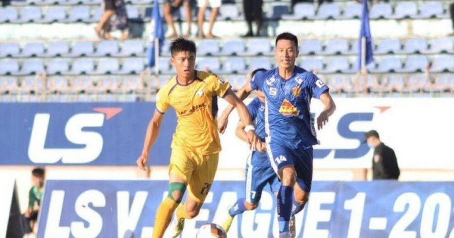 Trọng tài V-League lại mắc sai lầm "chết người"?