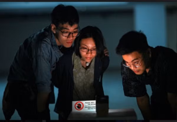 Khám phá những ẩn dụ của "khoảng cách" trong không gian nghệ thuật đa màu tại VCCA ảnh 2