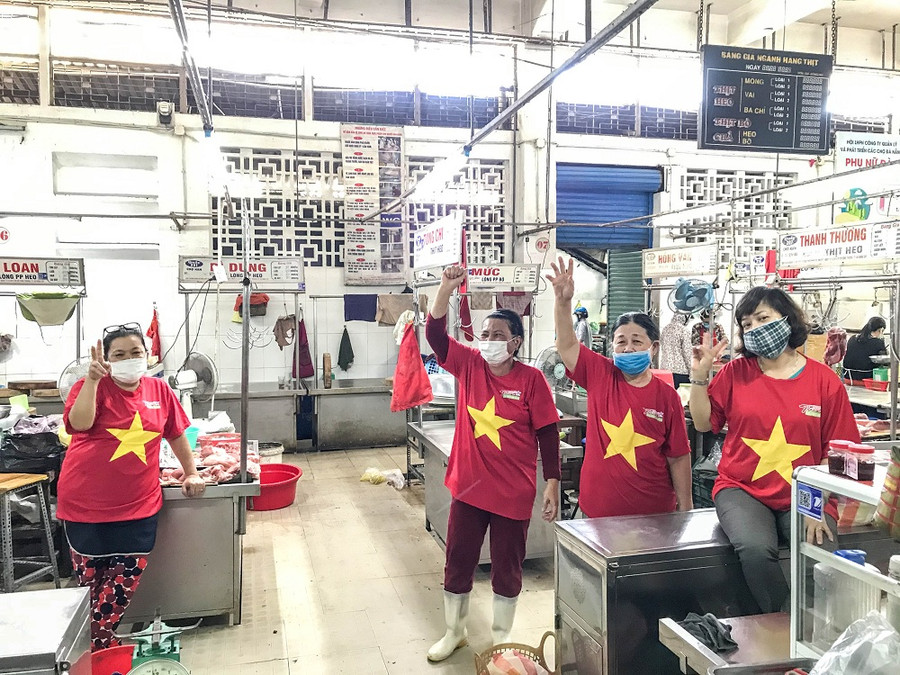 1.500 tiểu thương các chợ đồng loạt mặc áo cờ đỏ sao vàng với thông điệp “Đà Nẵng ơi, cố lên!” ảnh 6 1.500 tiểu thương các chợ đồng loạt mặc áo cờ đỏ sao vàng với thông điệp “Đà Nẵng ơi, cố lên!” ảnh 6
