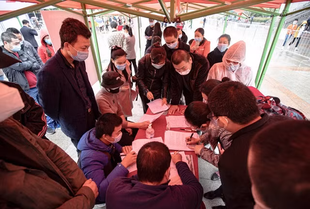 Sinh viên Vũ Hán tốt nghiệp chật vật tìm việc mùa Covid-19 ảnh 1