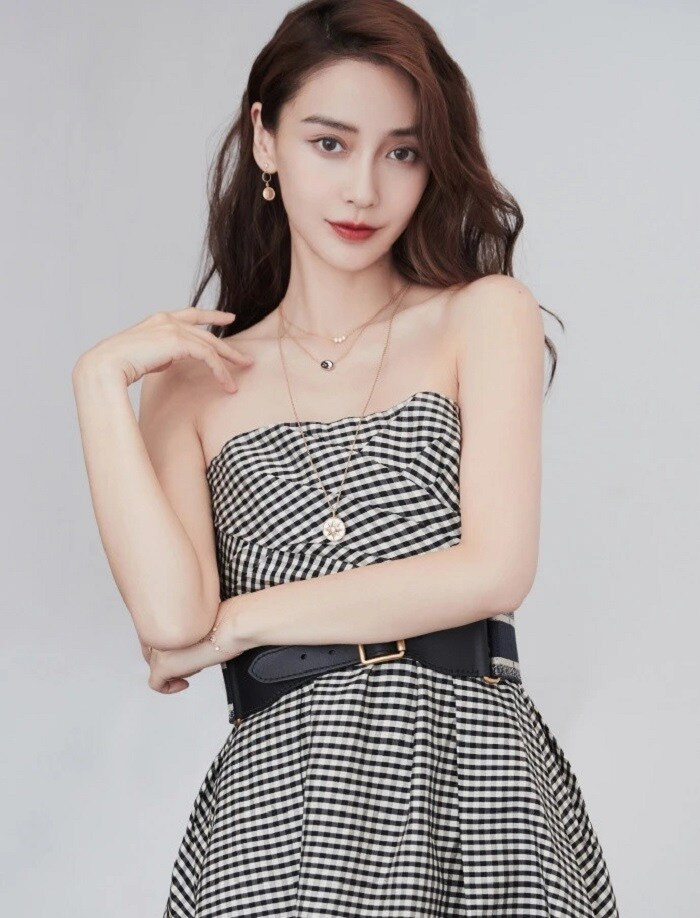 Angela Baby lộ mũi lệch, thân hình gầy gò qua ảnh chưa photoshop ảnh 2 Angela Baby lộ mũi lệch, thân hình gầy gò qua ảnh chưa photoshop ảnh 2