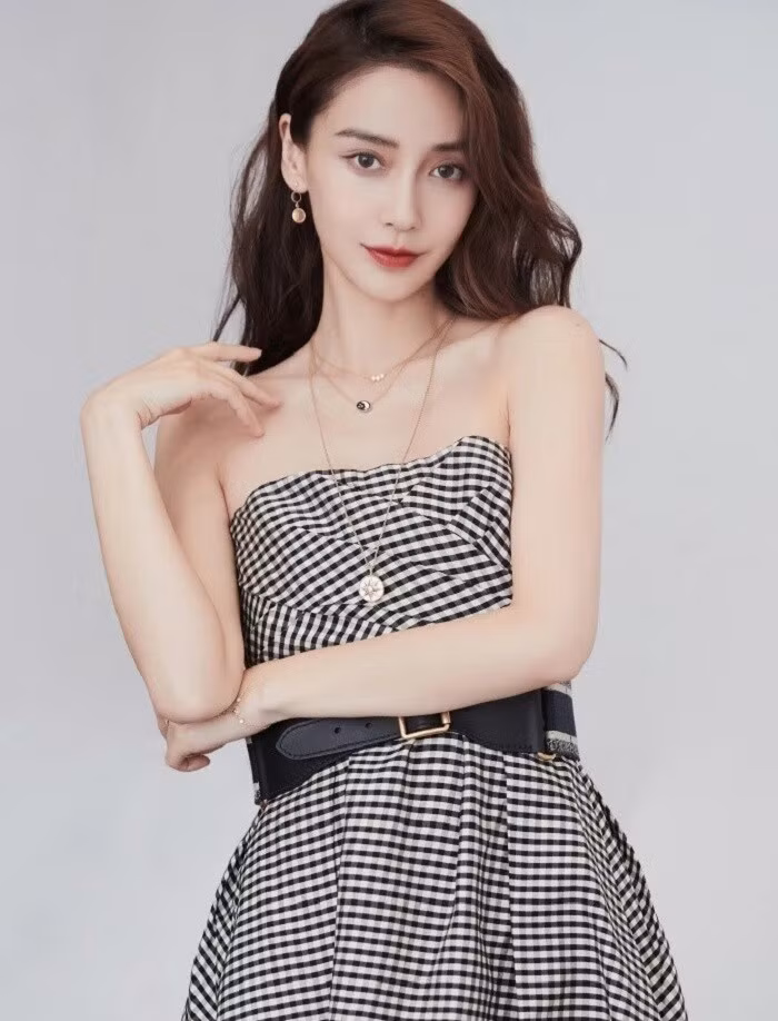 Angela Baby lộ mũi lệch, thân hình gầy gò qua ảnh chưa photoshop ảnh 2
