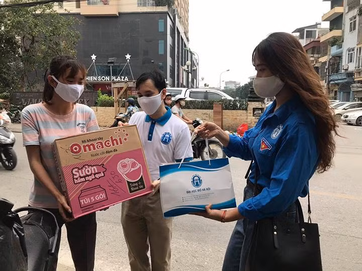 Hỗ trợ nhu yếu phẩm cho sinh viên khó khăn "mắc kẹt" trong dịch Covid-19