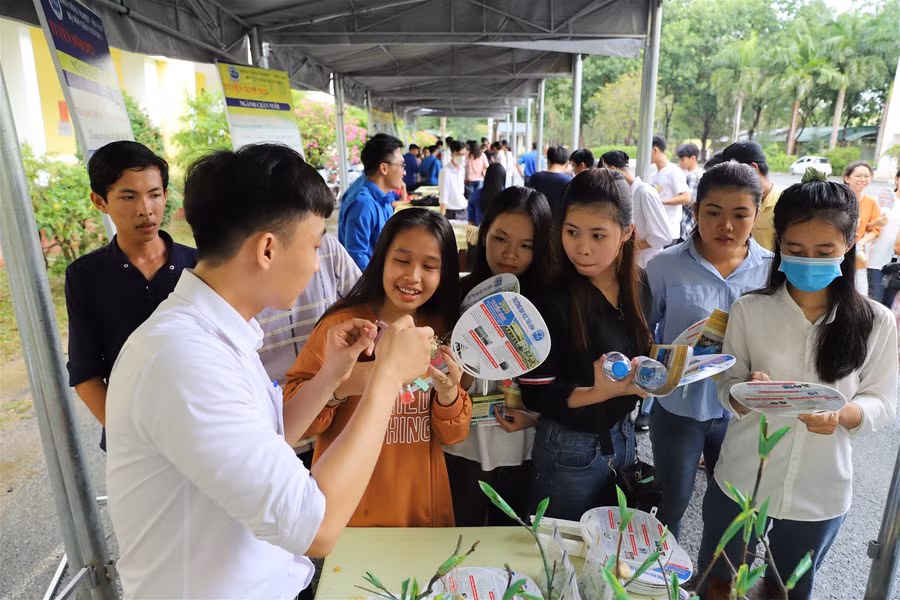 Trải nghiệm làm sinh viên tại đại học giữa lòng đô thị xanh ảnh 4