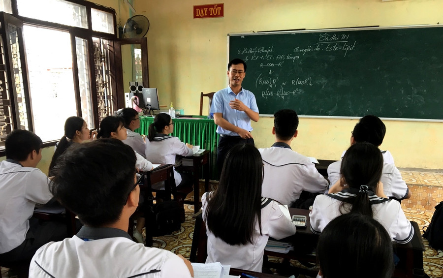 Thầy giáo thắp lửa đam mê, đưa học sinh đến với giải thưởng quốc gia và quốc tế ảnh 1 Thầy giáo thắp lửa đam mê, đưa học sinh đến với giải thưởng quốc gia và quốc tế ảnh 1