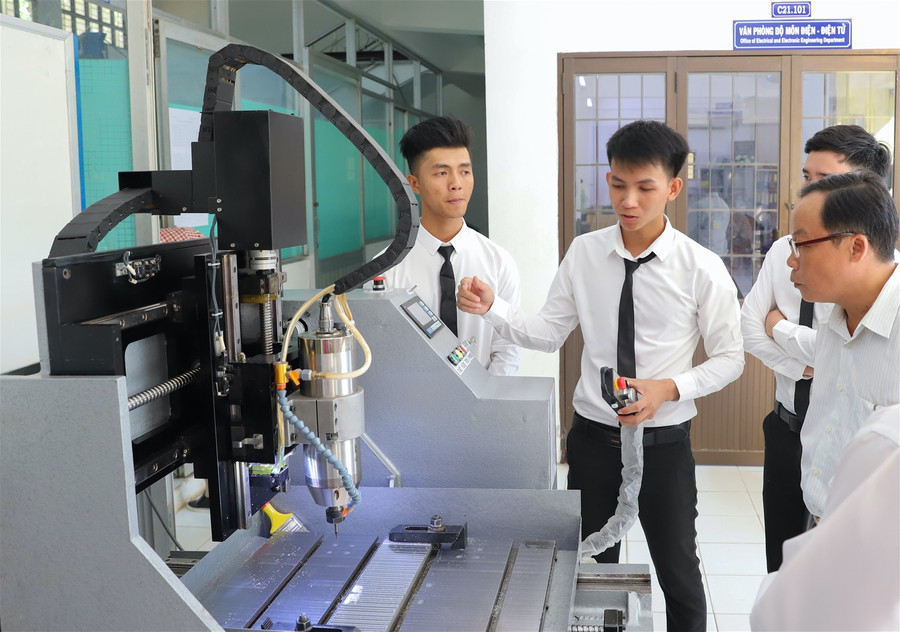 Trường Đại học chế tạo máy phay cho gia công điêu khắc tranh ảnh 1