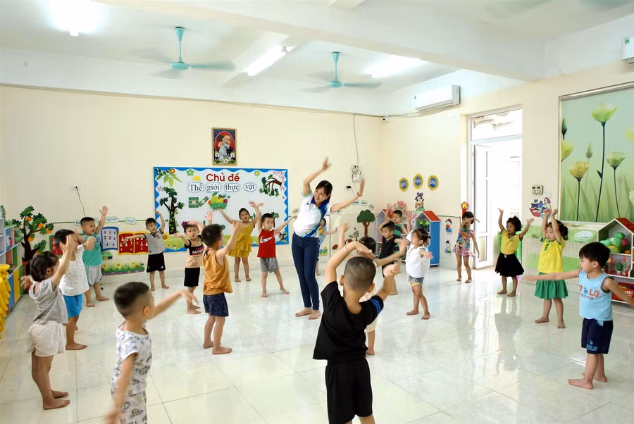 Những khoảnh khắc xúc động khi trẻ mầm non gặp lại cô giáo, bạn bè ảnh 1