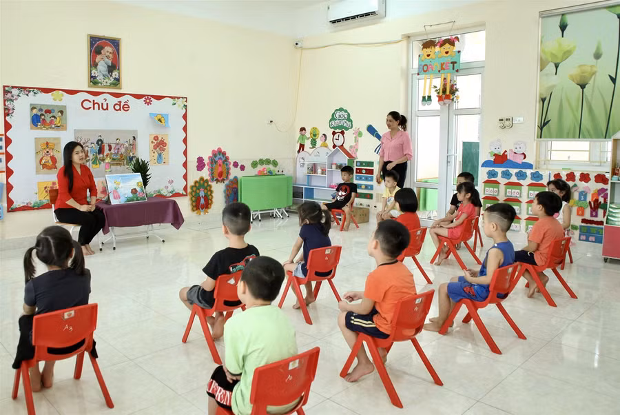 Những khoảnh khắc xúc động khi trẻ mầm non gặp lại cô giáo, bạn bè ảnh 7