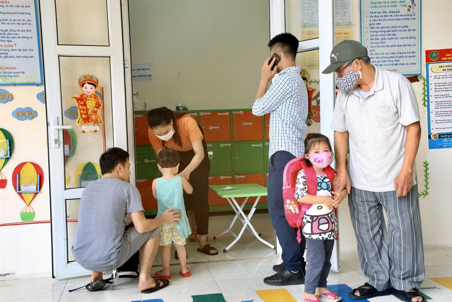 Những khoảnh khắc xúc động khi trẻ mầm non gặp lại cô giáo, bạn bè ảnh 8