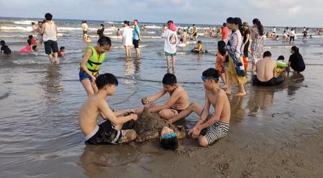 Thanh Hóa: Sầm Sơn lưa thưa du khách tắm biển ảnh 2