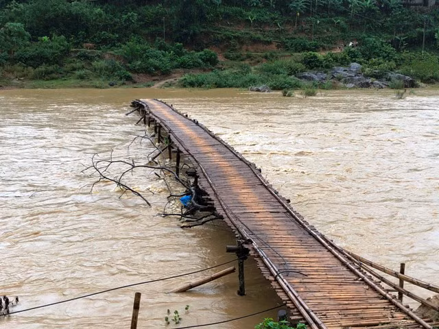 Thanh Hóa: Hàng trăm hộ dân bị cô lập do mưa lũ ảnh 2