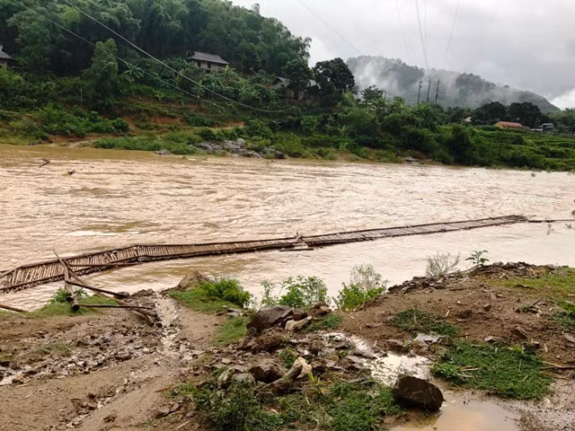 Thanh Hóa: Hàng trăm hộ dân bị cô lập do mưa lũ