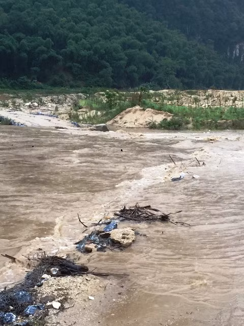 Thanh Hóa: Hàng trăm hộ dân bị cô lập do mưa lũ ảnh 1