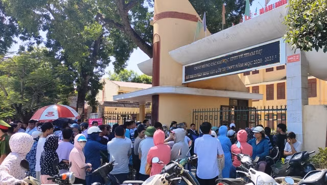 Thanh Hóa: Thí sinh phấn chấn vì đề Toán vào 10 vừa sức, "dễ thở" ảnh 1