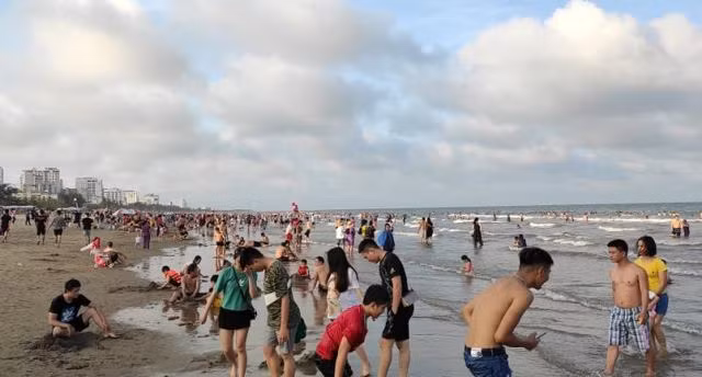 Thanh Hóa: Sầm Sơn lưa thưa du khách tắm biển ảnh 3