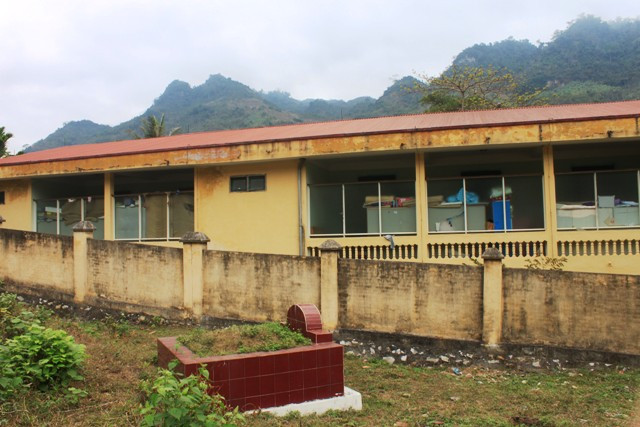 Thanh Hóa: Xây trường tốc độ “rùa bò”, hàng trăm học sinh mầm non phải học cạnh nghĩa trang ảnh 1