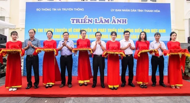 Triển lãm ảnh về chủ quyền và phát triển biển, đảo Việt Nam tại quảng trường Lam Sơn