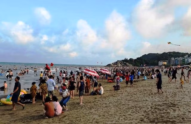 Thanh Hóa: Sầm Sơn lưa thưa du khách tắm biển