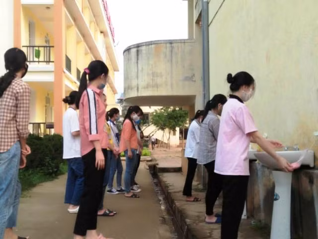 Thanh Hóa: Buổi đầu học sinh trở lại lớp sau kỳ nghỉ phòng, chống dịch Covid-19 ảnh 2