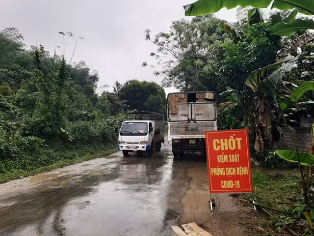 Thanh Hóa: Hơn chục người ngồi trong thùng xe tải để “né” chốt kiểm soát dịch Covid-19 ảnh 1