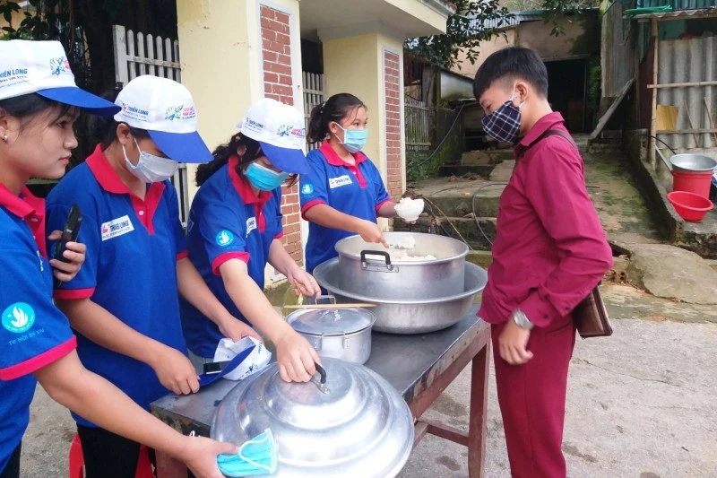 Thầy cô lo từng bữa ăn, giấc ngủ cho thí sinh nơi vùng cao, biên giới