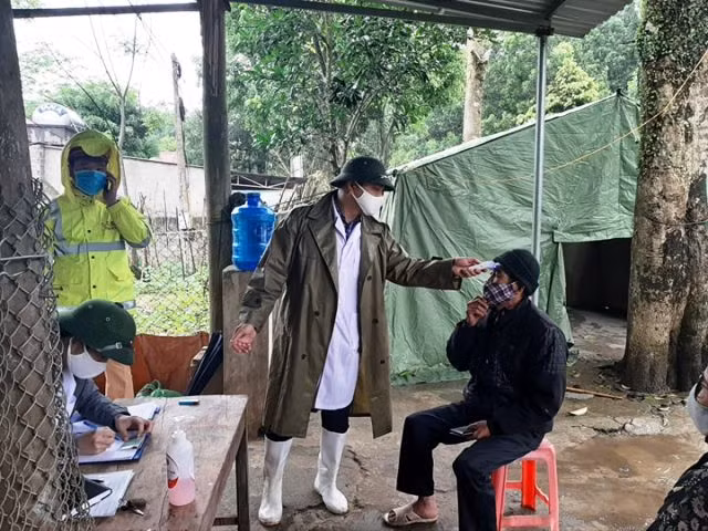 Thanh Hóa: Hơn chục người ngồi trong thùng xe tải để “né” chốt kiểm soát dịch Covid-19 ảnh 2