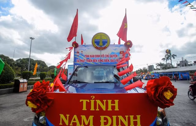 Triển lãm ảnh về chủ quyền và phát triển biển, đảo Việt Nam tại quảng trường Lam Sơn ảnh 9