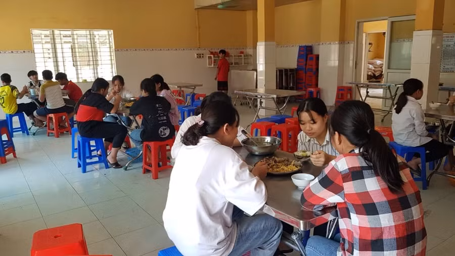 Thanh Hóa: Buổi đầu học sinh trở lại lớp sau kỳ nghỉ phòng, chống dịch Covid-19 ảnh 7