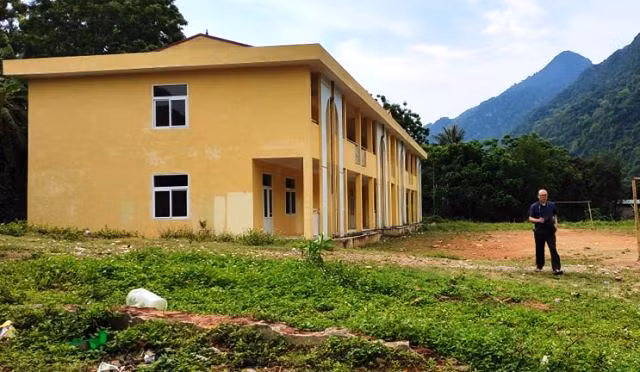 Thanh Hóa: Xây trường tốc độ “rùa bò”, hàng trăm học sinh mầm non phải học cạnh nghĩa trang ảnh 2