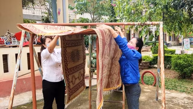 Thầy cô tất bật chuẩn bị đón học sinh trở lại trường ở vùng biên Việt – Lào ảnh 13