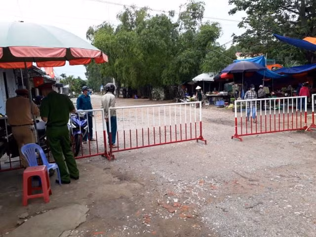 Phong tỏa một khu phố ở Sầm Sơn do có bệnh nhân nghi nhiễm Covid -19 ảnh 1