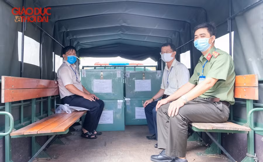 Cận cảnh áp tải đề thi bằng xe chuyên dụng ảnh 8
