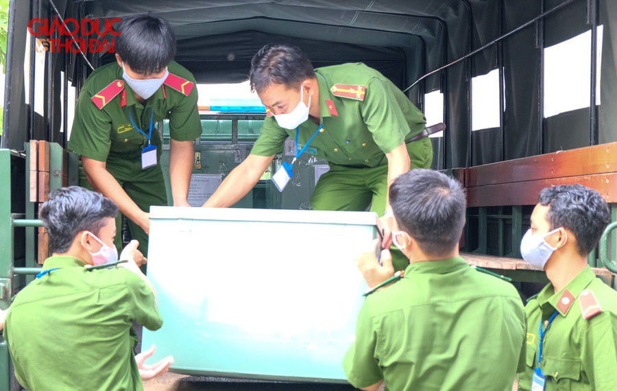 Cận cảnh áp tải đề thi bằng xe chuyên dụng ảnh 6 Cận cảnh áp tải đề thi bằng xe chuyên dụng ảnh 6