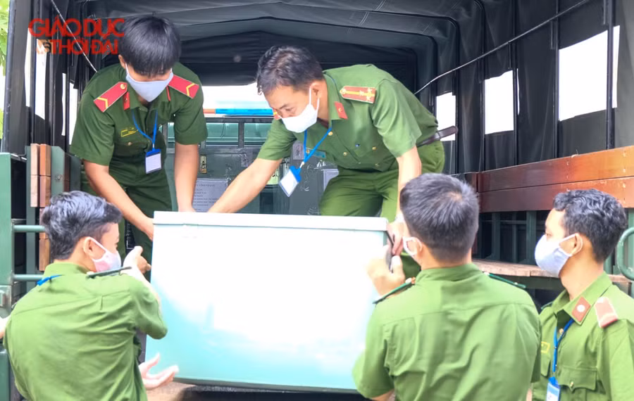 Cận cảnh áp tải đề thi bằng xe chuyên dụng