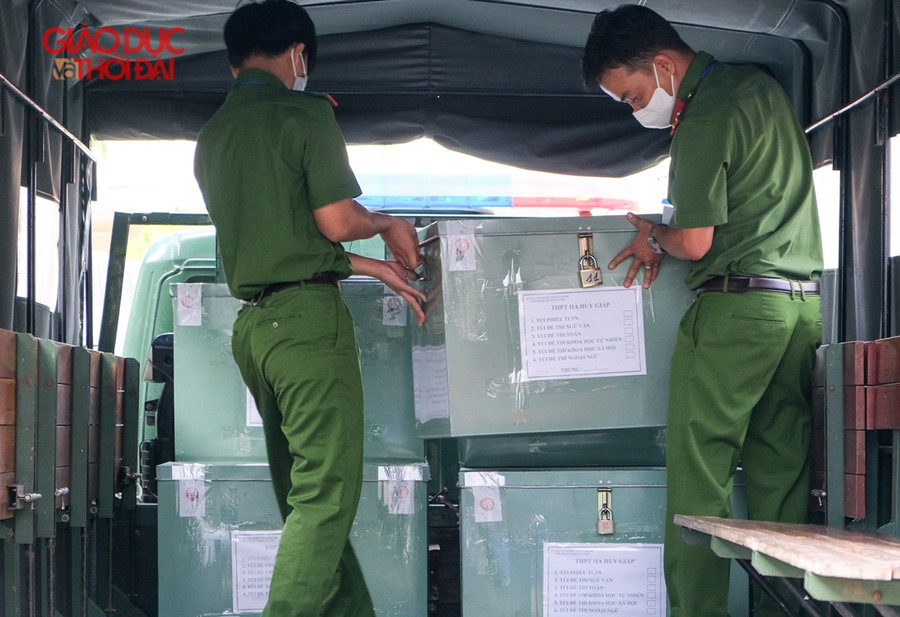 Cận cảnh áp tải đề thi bằng xe chuyên dụng ảnh 7 Cận cảnh áp tải đề thi bằng xe chuyên dụng ảnh 7
