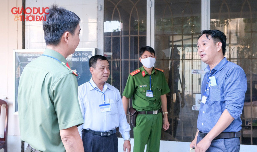 Cận cảnh áp tải đề thi bằng xe chuyên dụng ảnh 2 Cận cảnh áp tải đề thi bằng xe chuyên dụng ảnh 2