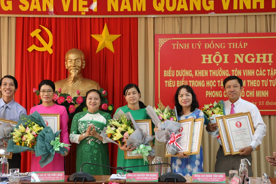 Đồng Tháp tôn vinh tập thể, cá nhân tiêu biểu học tập và làm theo tư tưởng, đạo đức, phong cách Hồ Chí Minh ảnh 2