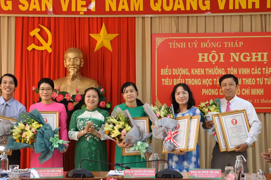 Đồng Tháp tôn vinh tập thể, cá nhân tiêu biểu học tập và làm theo tư tưởng, đạo đức, phong cách Hồ Chí Minh ảnh 2