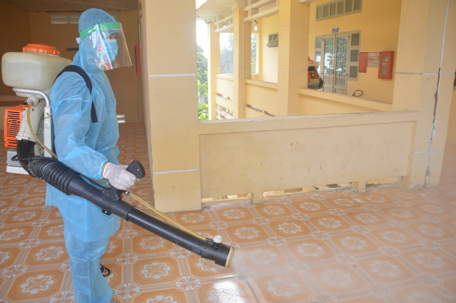 Sóc Trăng hoàn tất phun khử khuẩn toàn bộ phòng thi ảnh 2