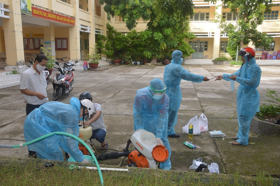 Sóc Trăng hoàn tất phun khử khuẩn toàn bộ phòng thi ảnh 1